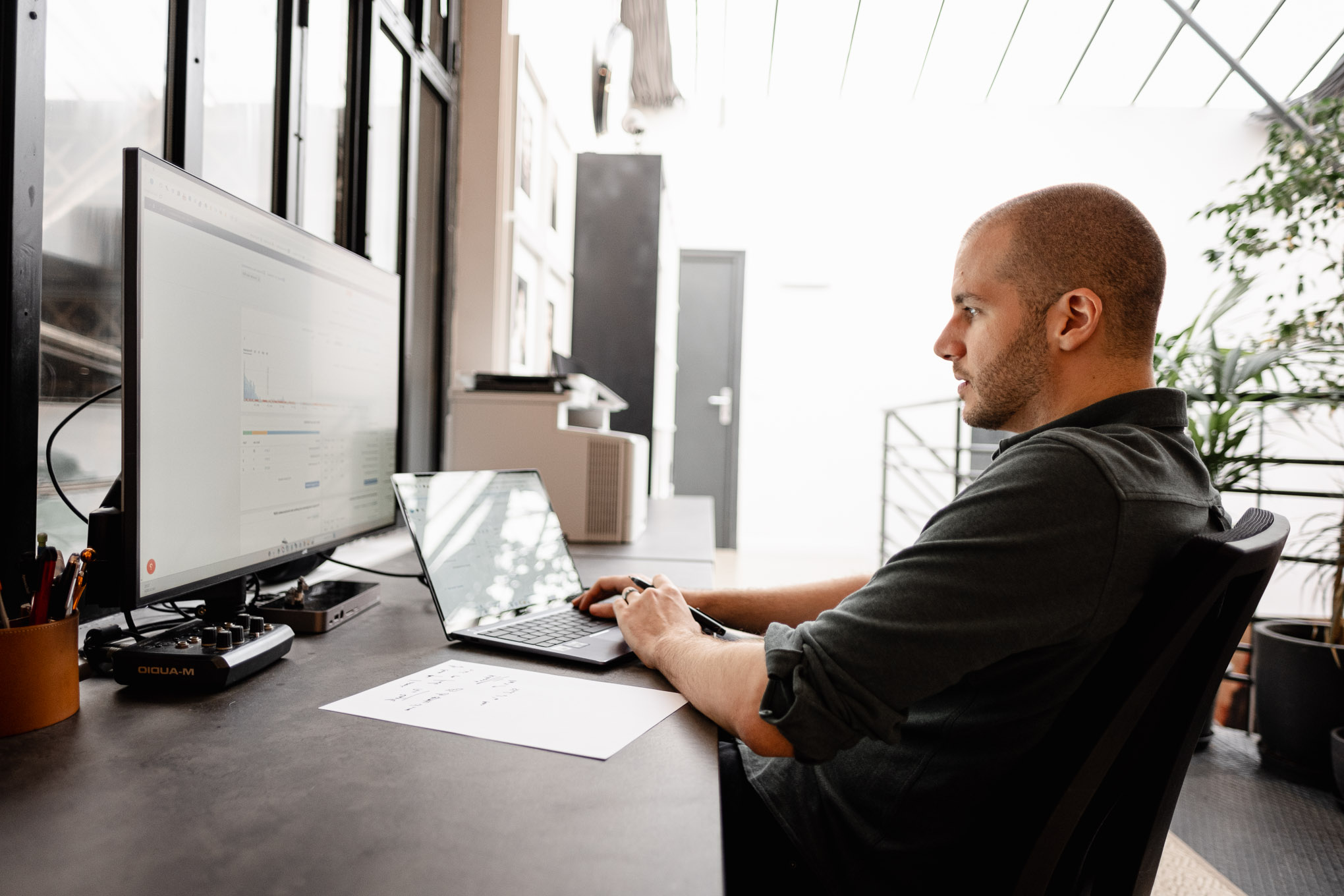 David De Azevedo qui travaille sur son ordinateur